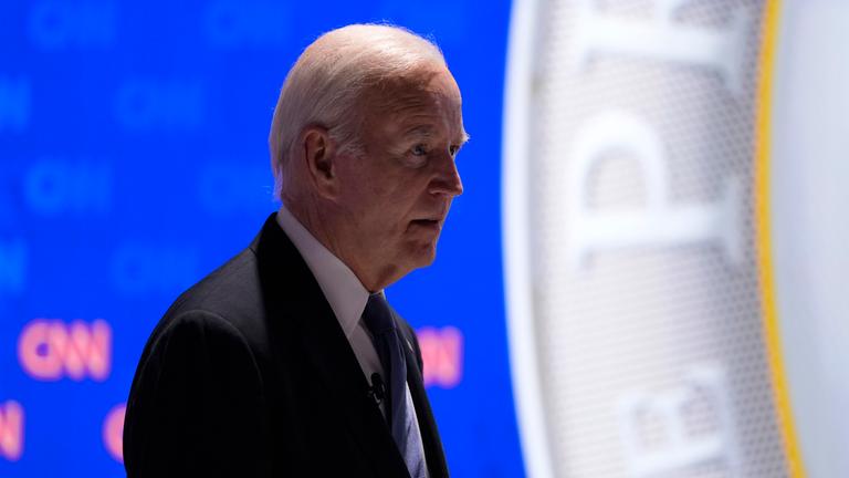 Joe Biden bei einer von CNN veranstalteten Präsidentschaftsdebatte mit Donald Trump am Donnerstag, 27.06.2024, in Atlanta.