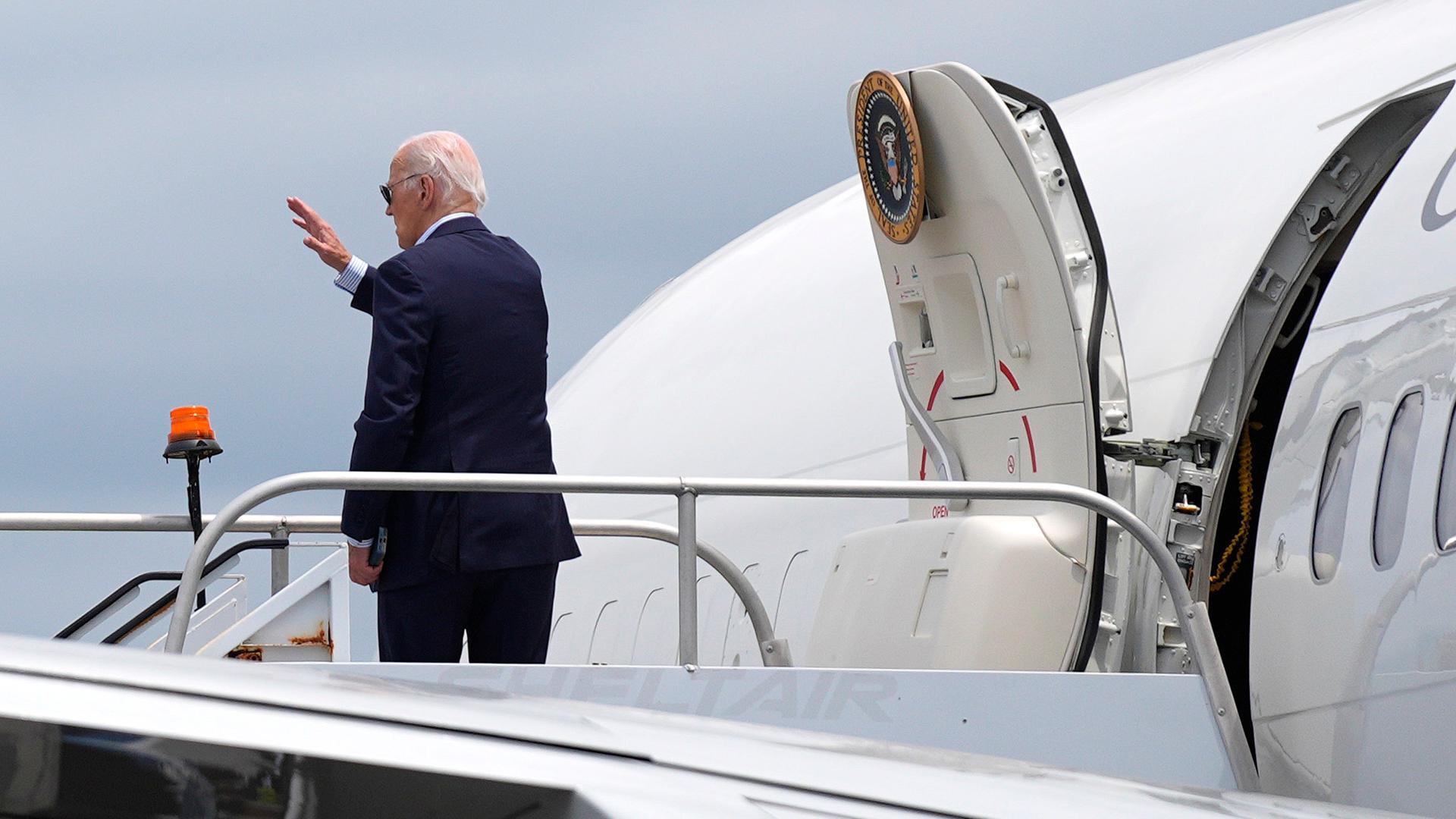 Joe Biden winkt beim Einstieg in sein Flugzeug.