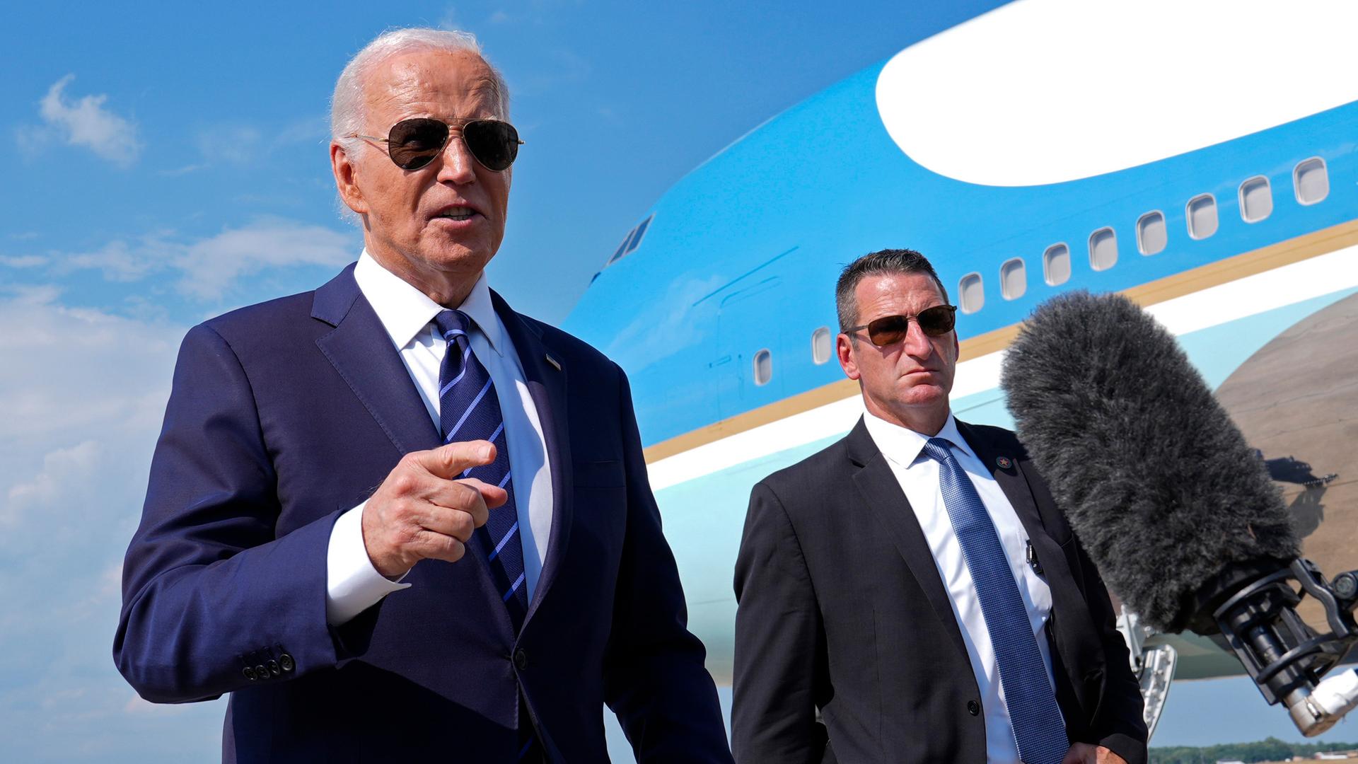 US-Präsident Joe Biden (l) spricht auf dem Weg nach Las Vegas zu Reportern auf der Andrews Air Force Base, aufgenommen am 15.07.2024 