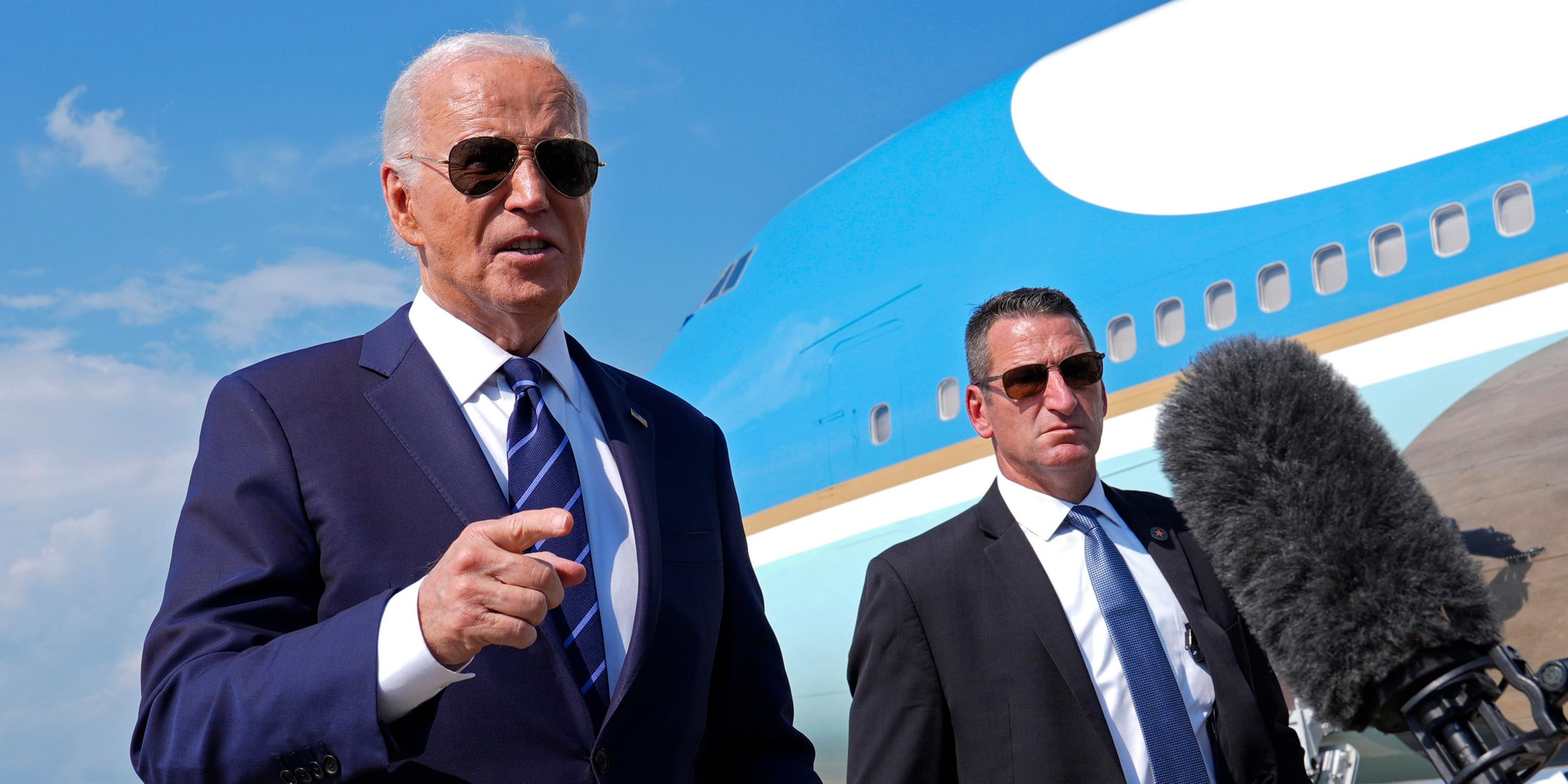 US-Präsident Joe Biden (l) spricht auf dem Weg nach Las Vegas zu Reportern auf der Andrews Air Force Base, aufgenommen am 15.07.2024 