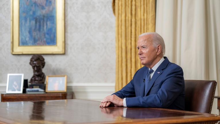Joe Biden wendet sich nach dem Attentat auf den ehemaligen Präsidenten Trump vom Oval Office des Weißen Hauses aus an die Nation, 14.07.2024.