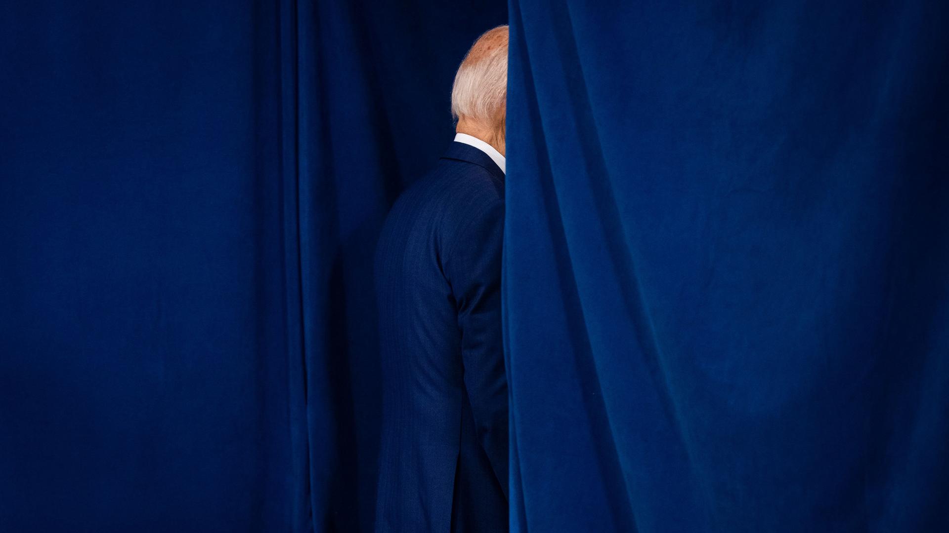 Joe Biden verlässt das Rehoboth Beach Police Department in Rehoboth Beach, Delaware, am 13.07.2024