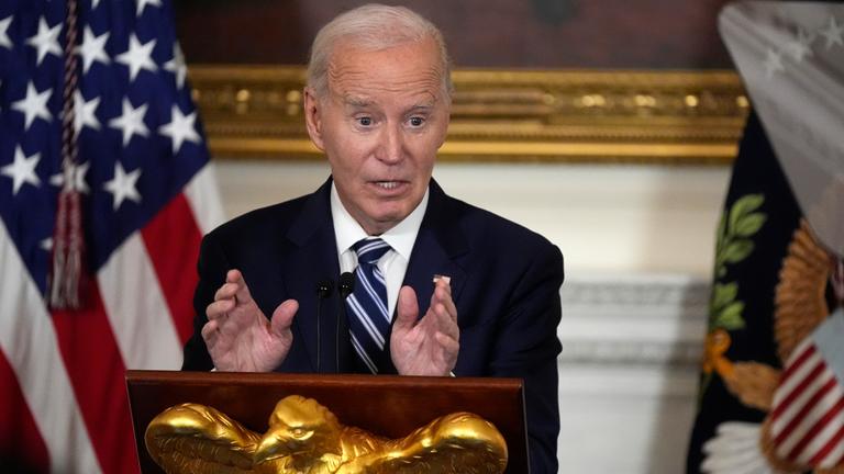 Joe Biden spricht im State Dining Room des Weißen Hauses.