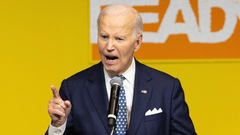 Der ehemalige Präsident Joe Biden spricht während der Ben Nelson Gala am 07.11.2025, in Omaha, Nebraska. 