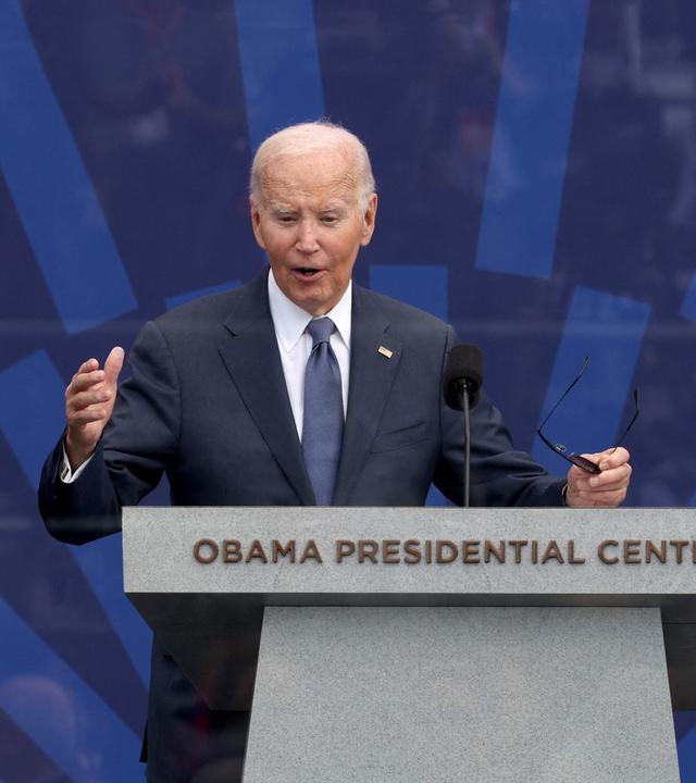 Der ehemalige US-Präsident Joe Biden nimmt am 18.06.2026 in Chicago, Illinois, an der Einweihungsfeier zur Eröffnung des Barack Obama Presidential Center auf der John Lewis Plaza teil.