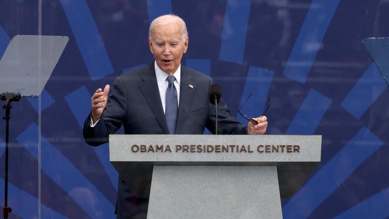 Der ehemalige US-Präsident Joe Biden nimmt am 18.06.2026 in Chicago, Illinois, an der Einweihungsfeier zur Eröffnung des Barack Obama Presidential Center auf der John Lewis Plaza teil.