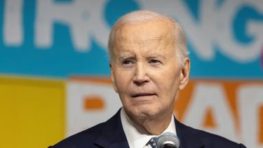 Der ehemalige US-Präsident Joe Biden spricht auf einer Bühne.