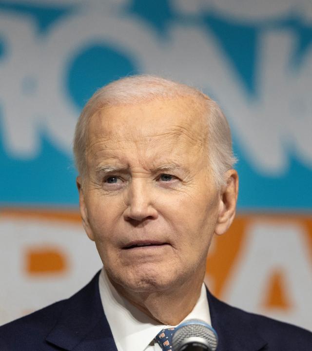 Der ehemalige US-Präsident Joe Biden spricht auf einer Bühne.