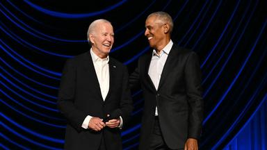 Joe Biden steht mit dem ehemaligen US-Präsidenten Barack Obama auf der Bühne während einer Wahlkampfspendengala im Peacock Theater in Los Angeles am 15.06.2024.