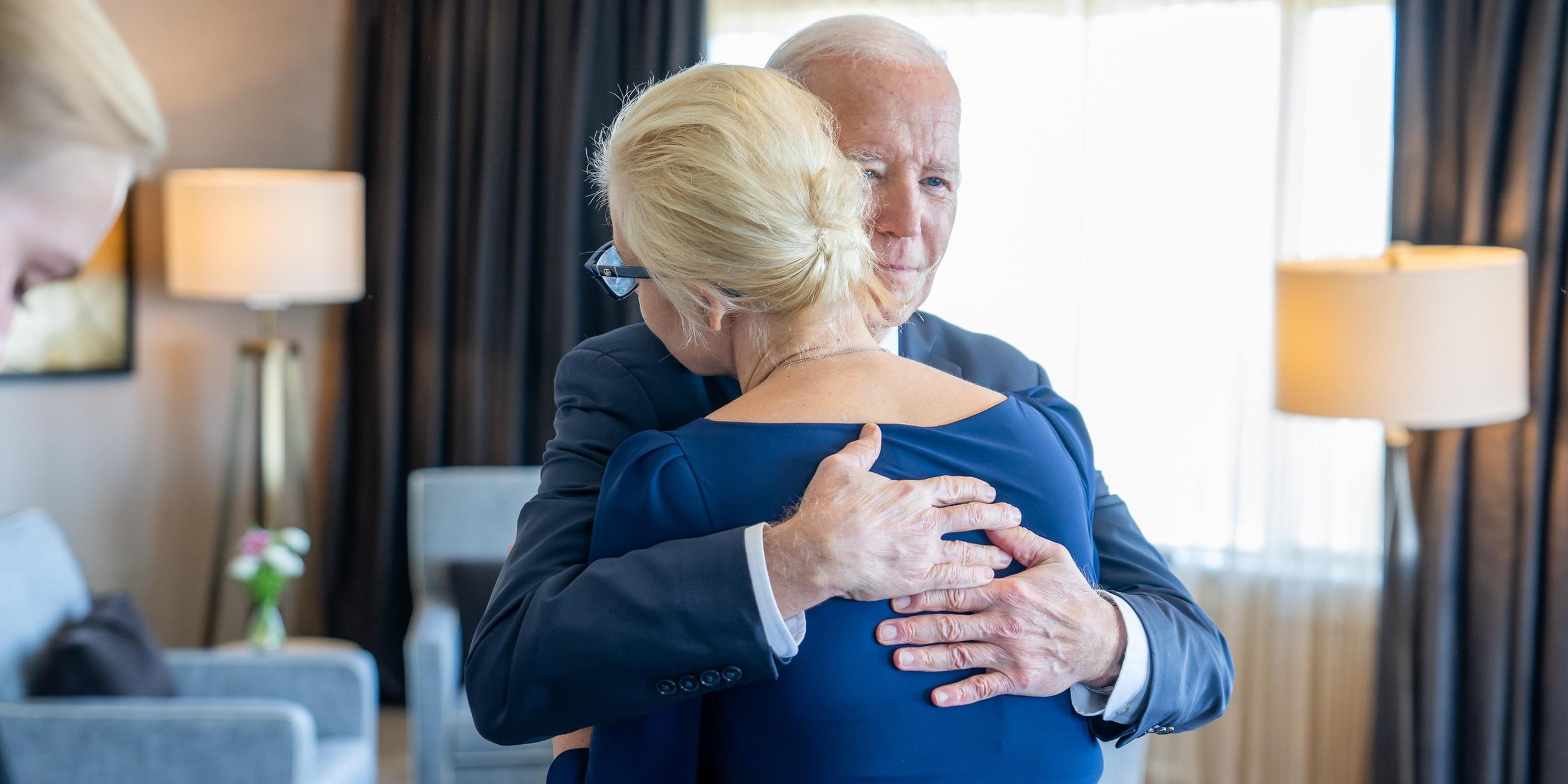 Joe Biden umarmt am 22.02.2024 Julia Nawalnaja, Witwe des am 16.02.2024 im Straflager verstorbenen Kremlgegners Alexej Nawalny.