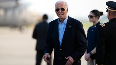 Am Freitag beantwortete US-Präsident Joe Biden außergewöhnlich viele Fragen der Reporter, die mit ihm reisen. Sein Team rückt ihn stärker in den Mittelpunkt.