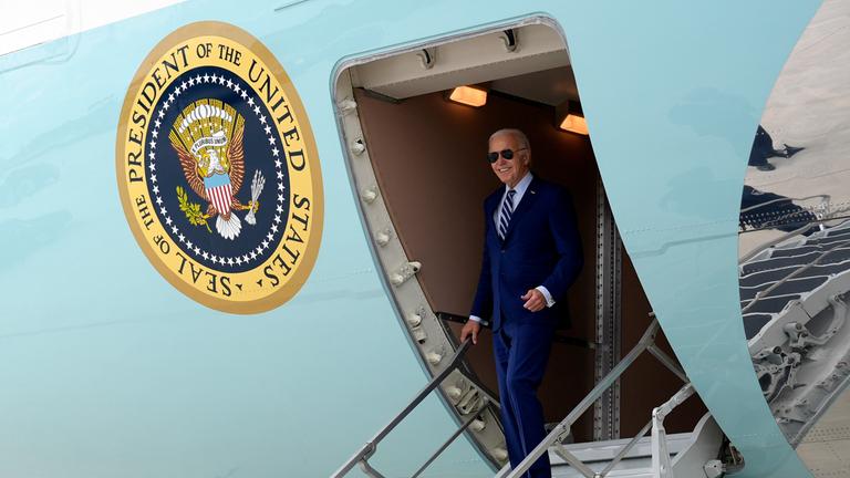 US-Präsident Joe Biden steigt aus der Air Force One.