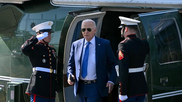 US-Präsident Joe Biden verlässt Marine One bei der Ankunft in der Soldier Field Landing Zone in Chicago, Illinois, am 8. Mai 2024. 