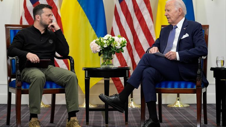 Joe Biden spricht mit dem ukrainischen Präsidenten Wolodymyr Selenskyj am 07.06.2024.