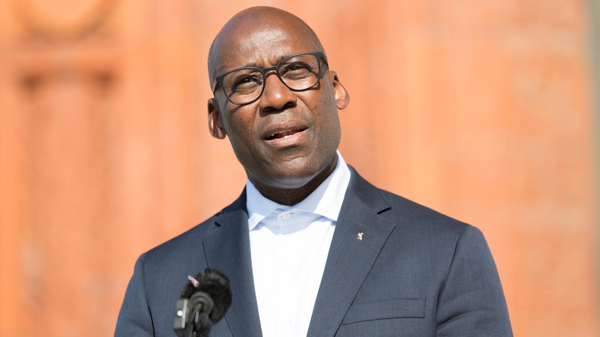 Berlin: Joe Chialo (CDU), Berliner Senator für Kultur und Gesellschaftlichen Zusammenhalt, spricht während einer Gedenkveranstaltung zu 80 Jahre Warschauer Aufstand des Deutsch-Polnischen Hauses und des Landes Berlin am Roten Rathaus.