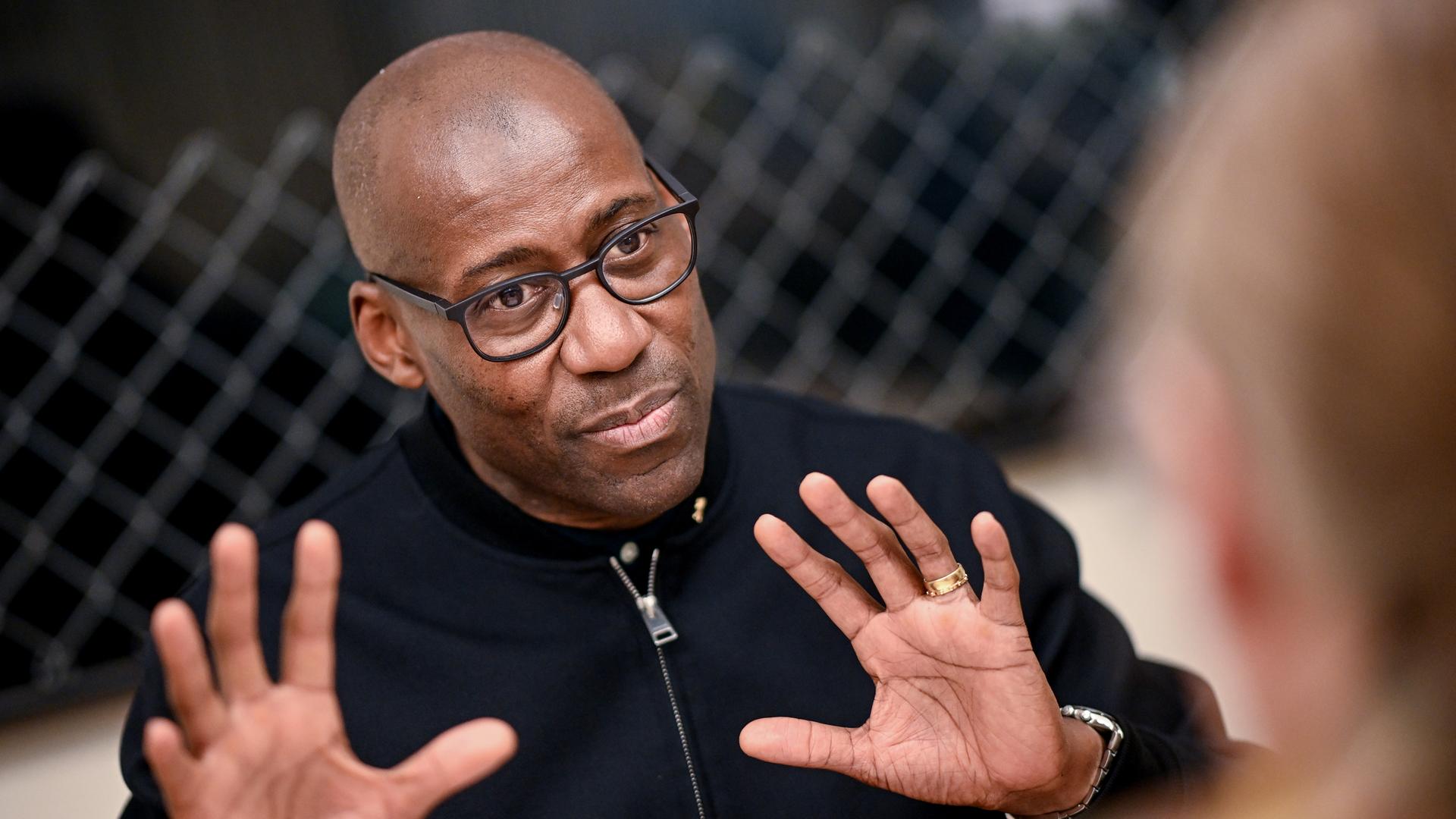 Berlin: Joe Chialo (CDU), Berliner Senator für Kultur und Gesellschaftlichen Zusammenhalt, spricht während einer Gedenkveranstaltung zu 80 Jahre Warschauer Aufstand des Deutsch-Polnischen Hauses und des Landes Berlin am Roten Rathaus.