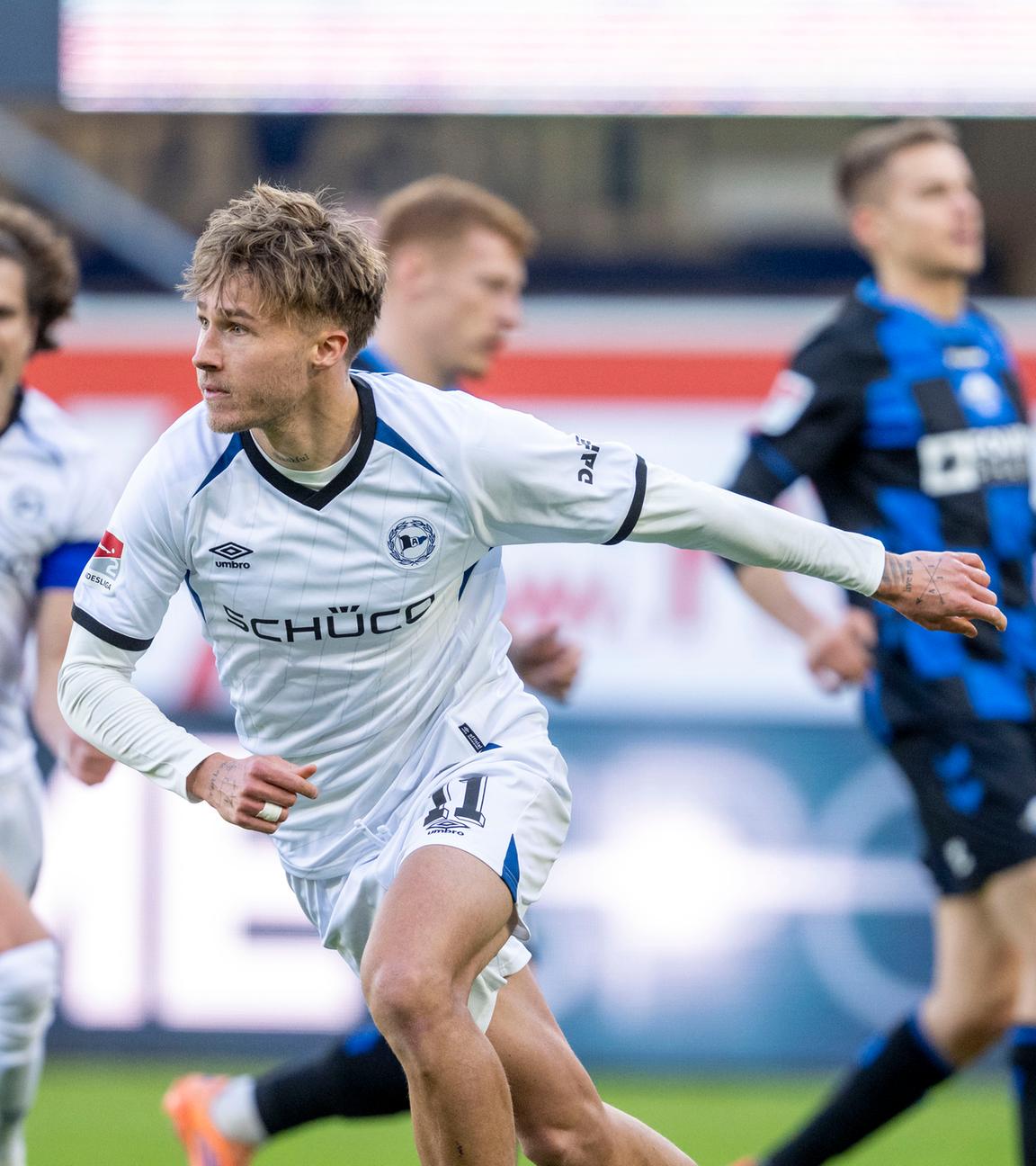 Joel Grodowski jubelt nach seinem Tor zum 1:0 für Arminia Bielefeld im Spiel gegen den SC Paderborn
