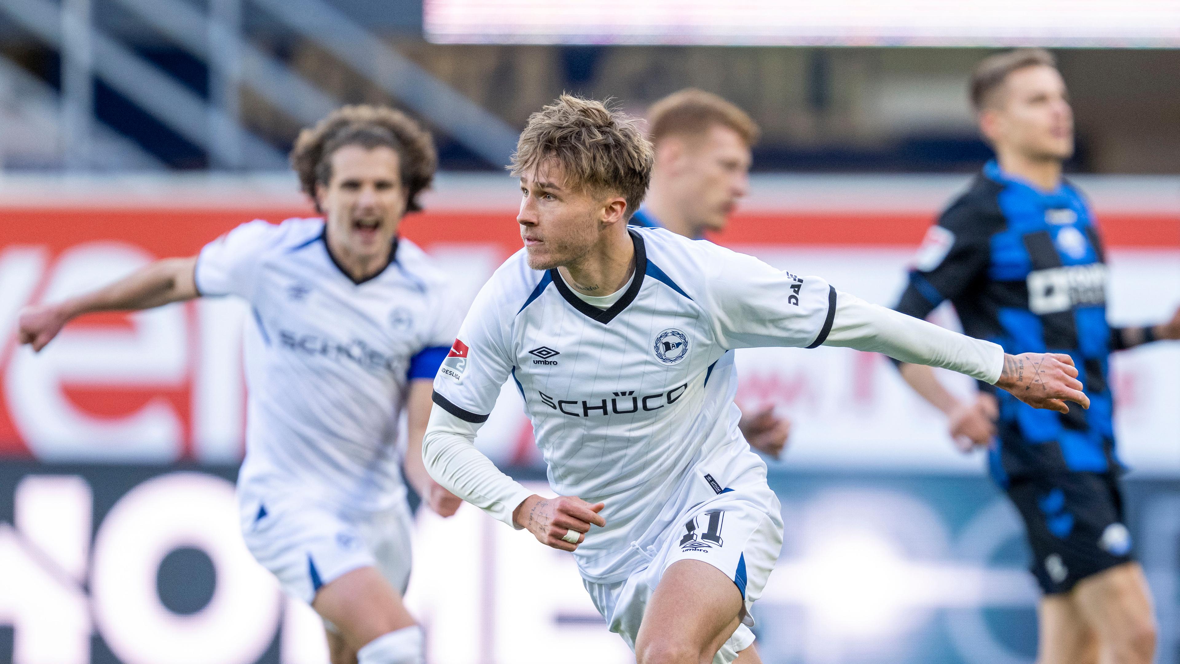 Joel Grodowski jubelt nach seinem Tor zum 1:0 für Arminia Bielefeld im Spiel gegen den SC Paderborn
