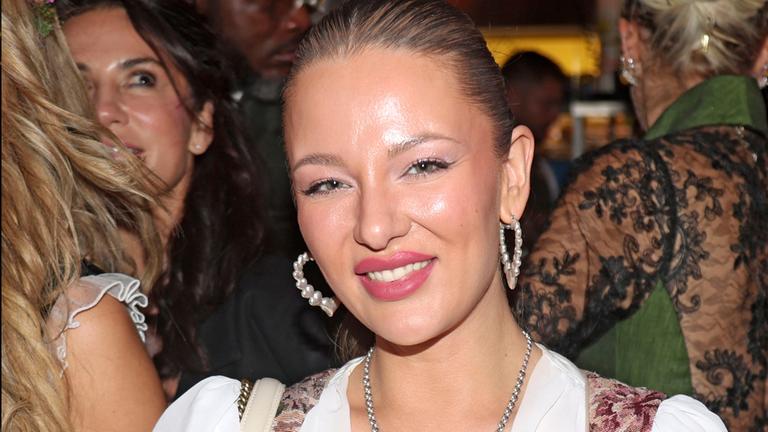 Joelina Drews trägt ein Dirndl und lächelt in die Kamera.