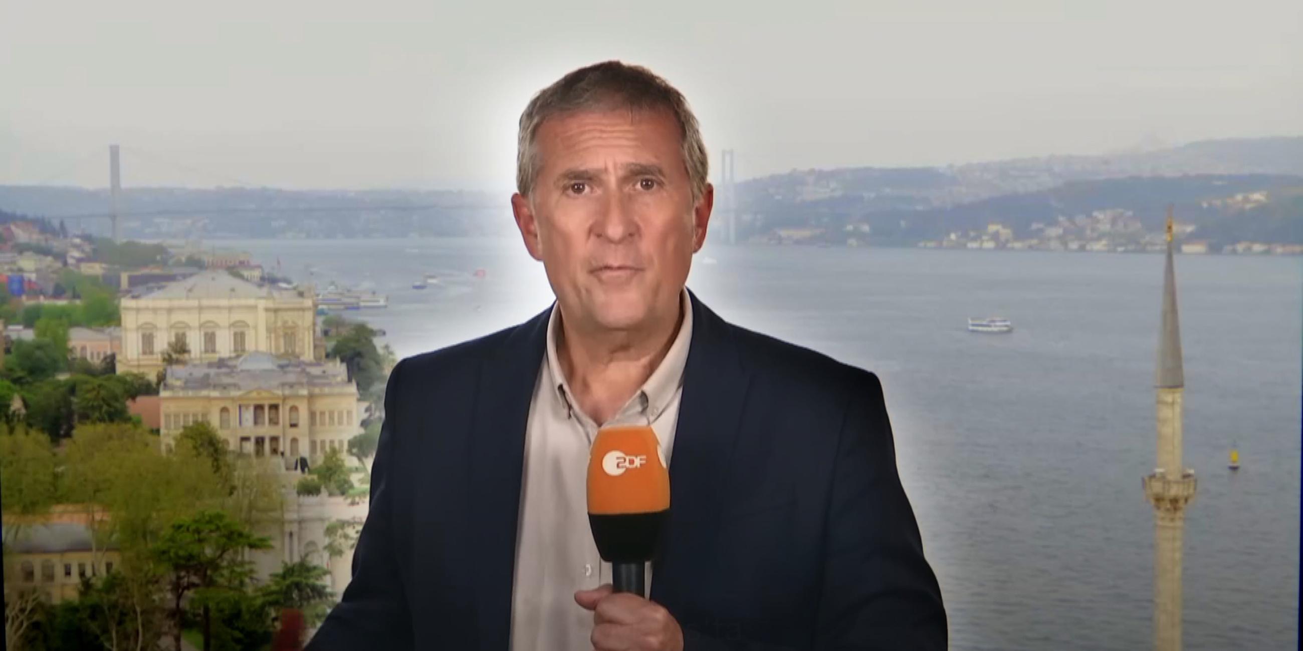 Montage: Jörg Brase vor Kulisse Istanbul