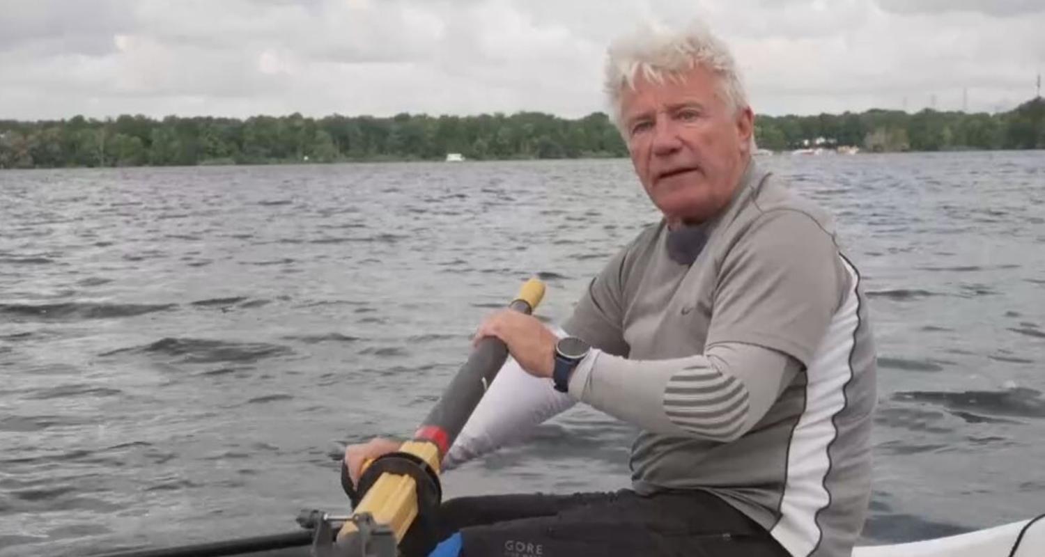 Jörg Schüttauf in seinem Ruderboot
