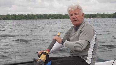 Jörg Schüttauf in seinem Ruderboot