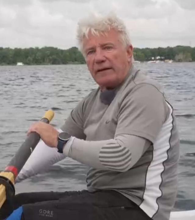 Jörg Schüttauf in seinem Ruderboot