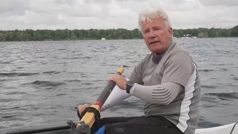 Jörg Schüttauf in seinem Ruderboot