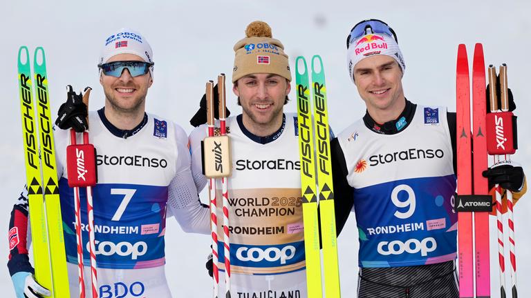 Silbermedaillengewinner Jörgen Graabak aus Norwegen, Goldmedaillengewinner Jarl Magnus Riiber aus Norwegen und Bronzemedaillengewinner Vinzenz Geiger aus Deutschland, posieren nach dem Einzelwettkampf der Nordischen Kombinierer im Gundersen LH/10 km bei den Nordischen Skiweltmeisterschaften in Trondheim, Norwegen.