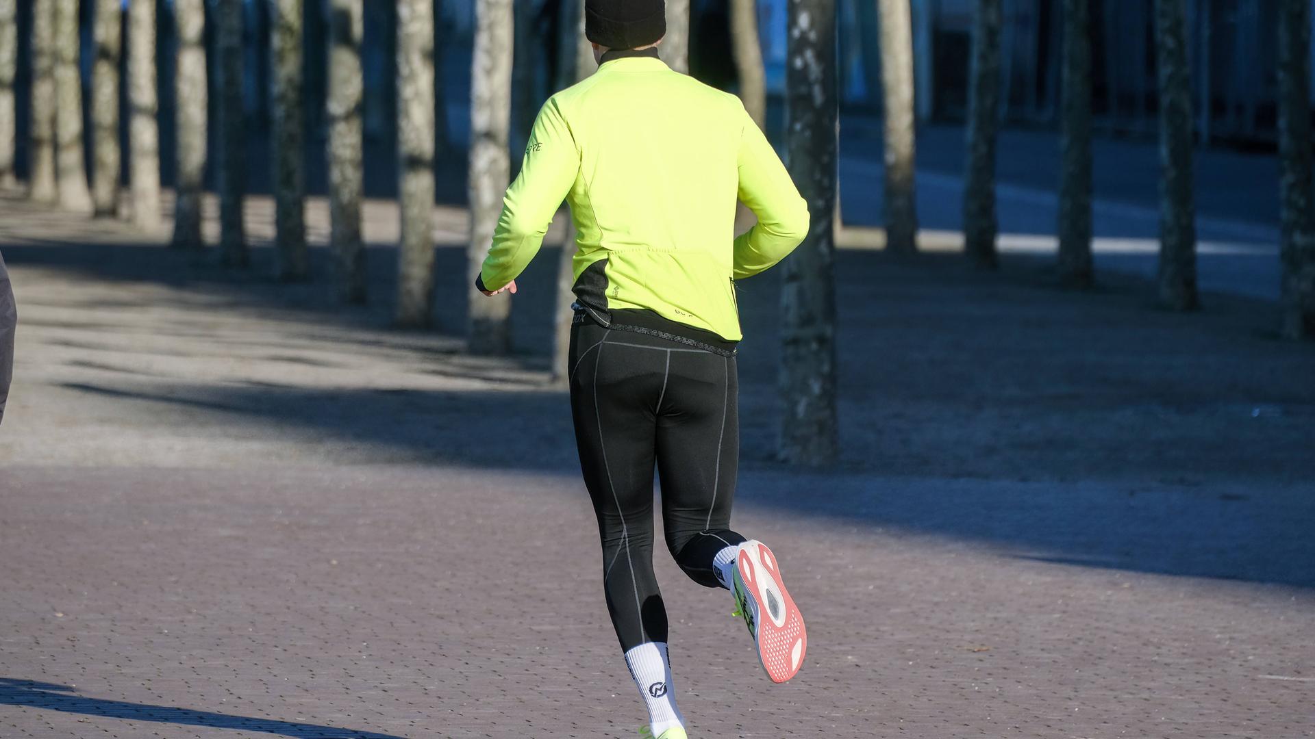 Ein Mann joggt im Winter.