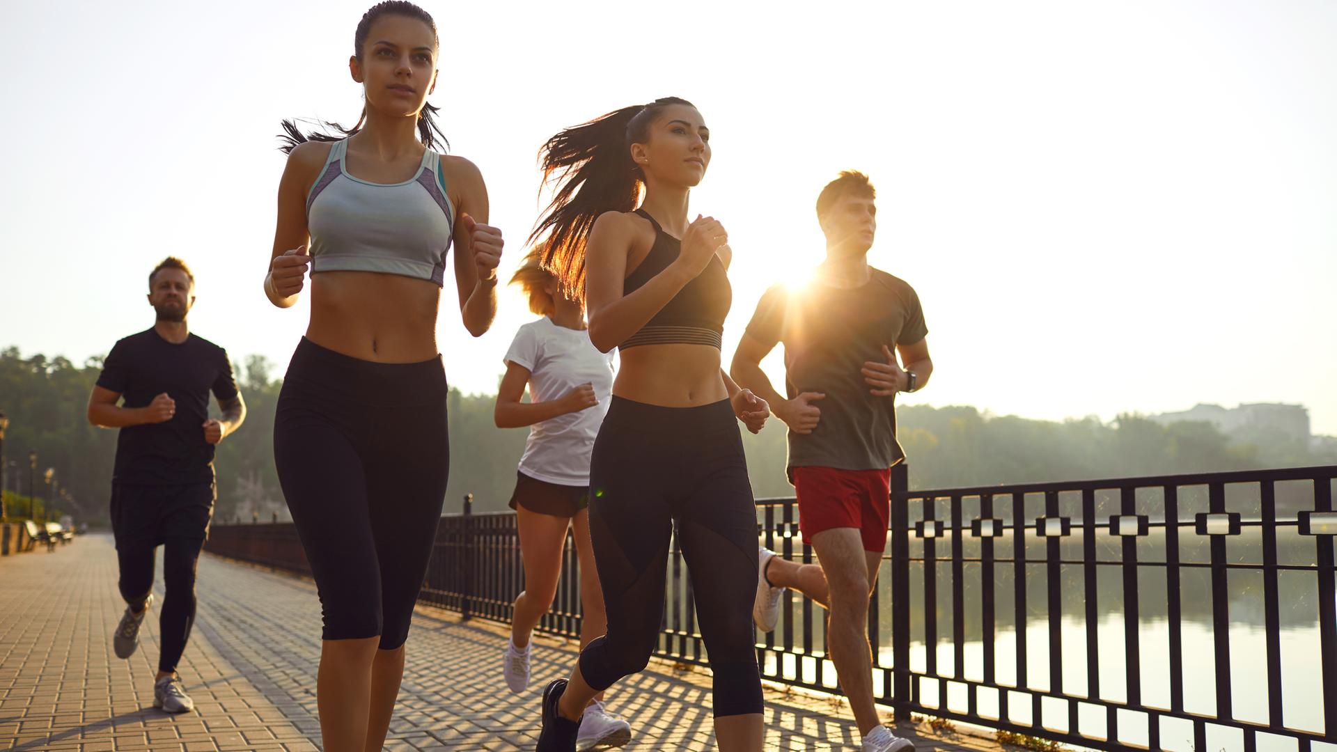 Eine Gruppe junger Menschen beim Joggen.