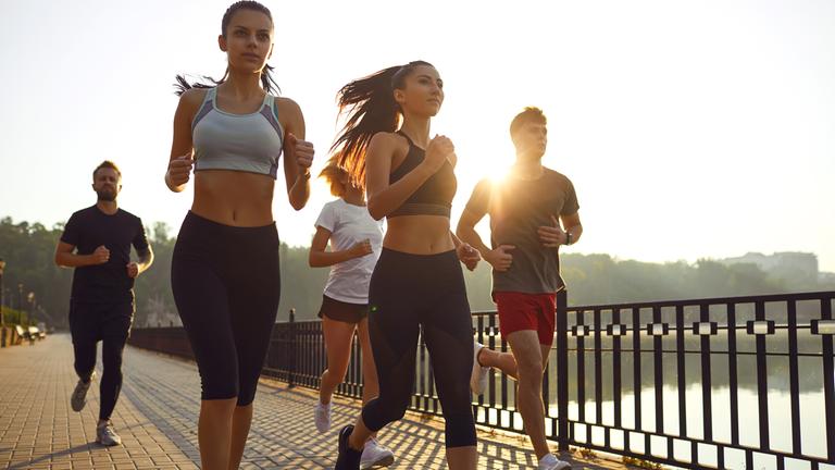 Eine Gruppe junger Menschen beim Joggen.