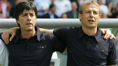 Das Trainerteam der deutschen Nationalmannschaft bei der WM 2006, Joachim Löw und Jürgen Klinsmann, halten sich in den Armen.