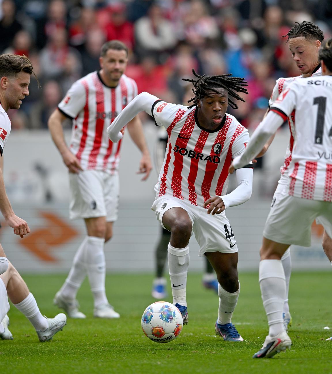 Johan Manzambi mit dem Ball am Fuß