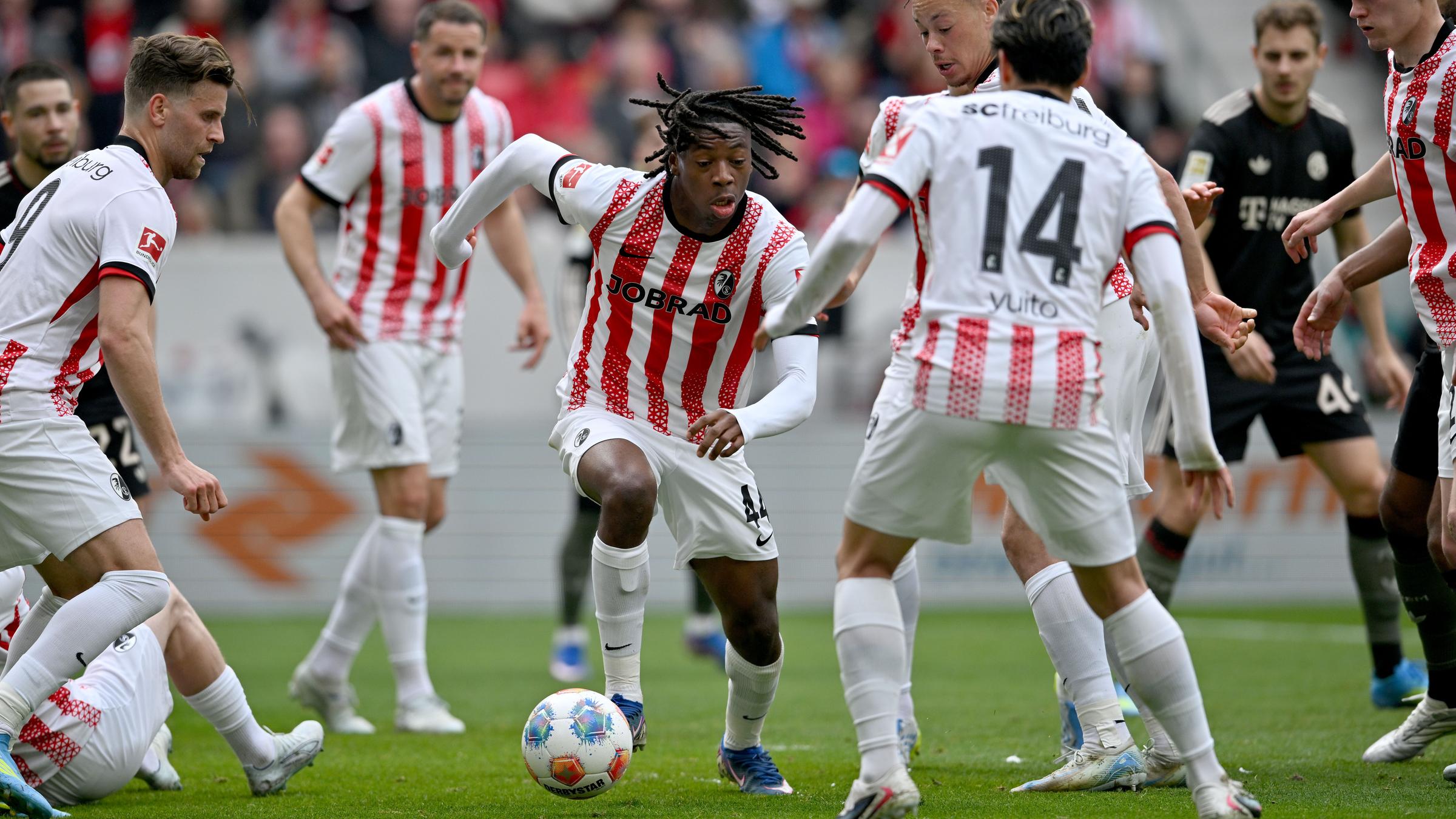 Johan Manzambi mit dem Ball am Fuß