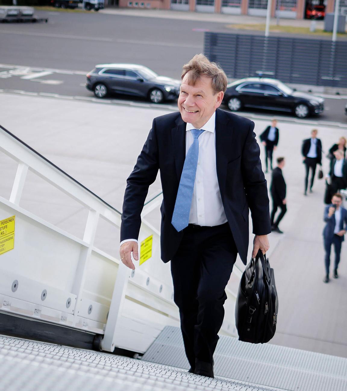 Johann Wadephul, aufgenommen auf dem Flughafen BER kurz vor seinem Abflug nach Washington am 27.05.2025