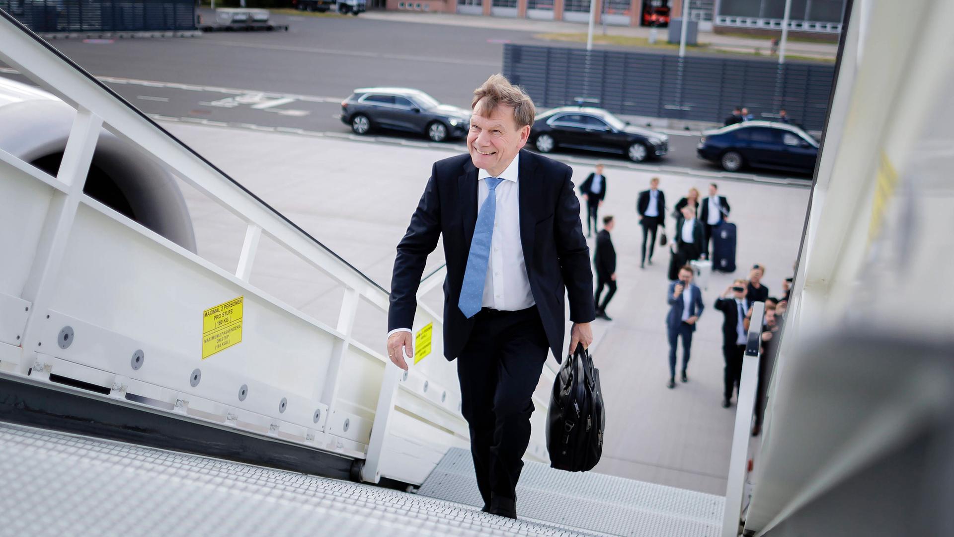 Johann Wadephul, aufgenommen auf dem Flughafen BER kurz vor seinem Abflug nach Washington am 27.05.2025