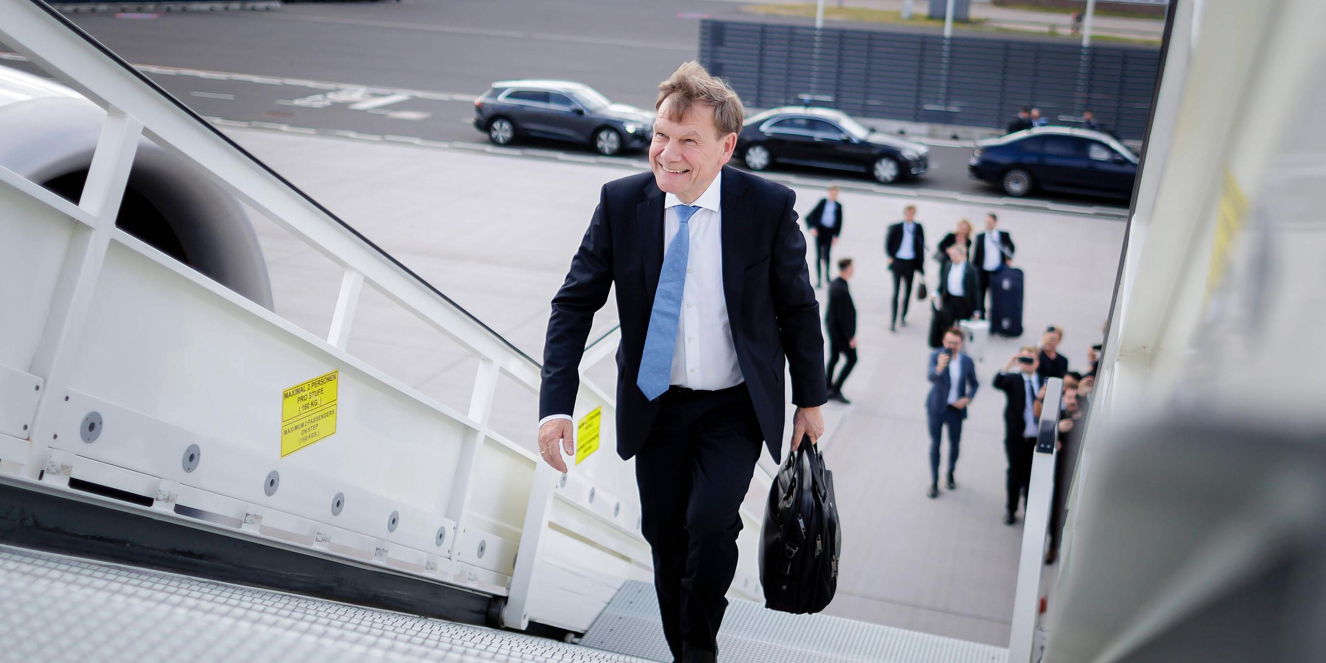 Johann Wadephul, aufgenommen auf dem Flughafen BER kurz vor seinem Abflug nach Washington am 27.05.2025