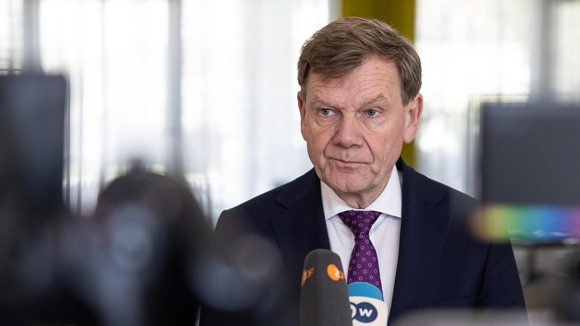 Johann Wadephul (CDU), Bundesaußenminister, spricht auf einer Pressekonferenz in der Residenz des deutschen Botschafters in Maskat, aufgenommen am 15.06.2025