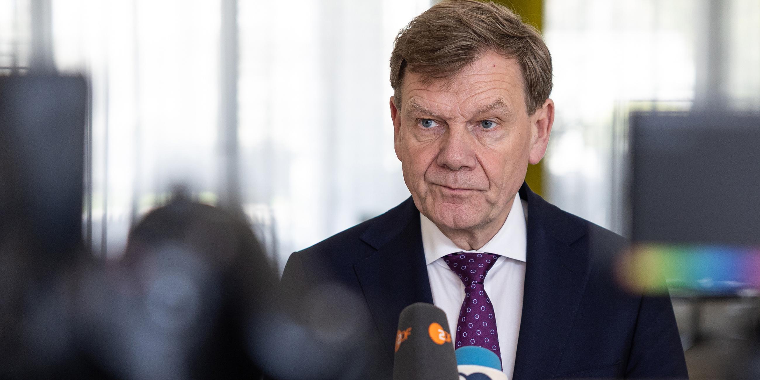 Johann Wadephul (CDU), Bundesaußenminister, spricht auf einer Pressekonferenz in der Residenz des deutschen Botschafters in Maska, aufgenommen am 15.06.2025
