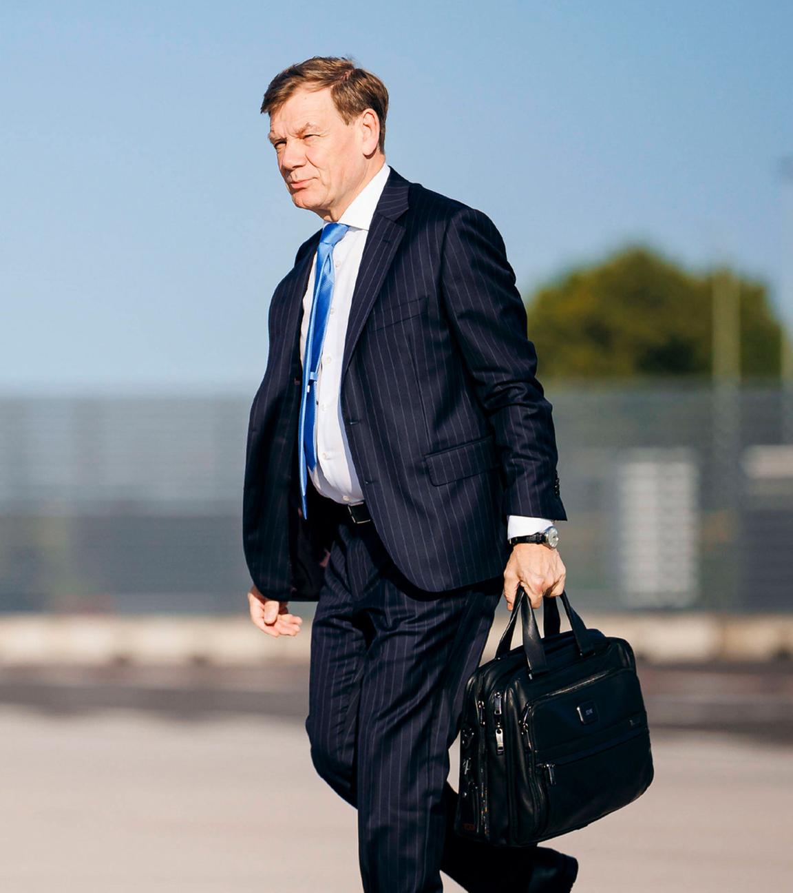 Bundesaußenminister Johann Wadephul auf dem Weg zum Regierungsflieger der Flugbereitschaft der Bundeswehr am Flughafen BER. (Archiv)