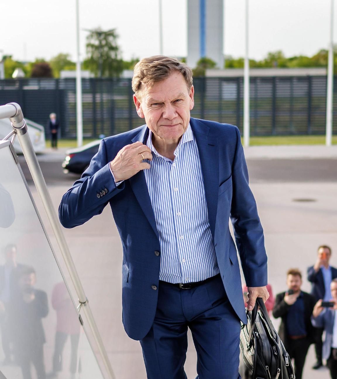 Bundesaußenminister Johann Wadephul besteigt den ein Flugzeug der Flugbereitschaft der Bundeswehr. (Archiv)
