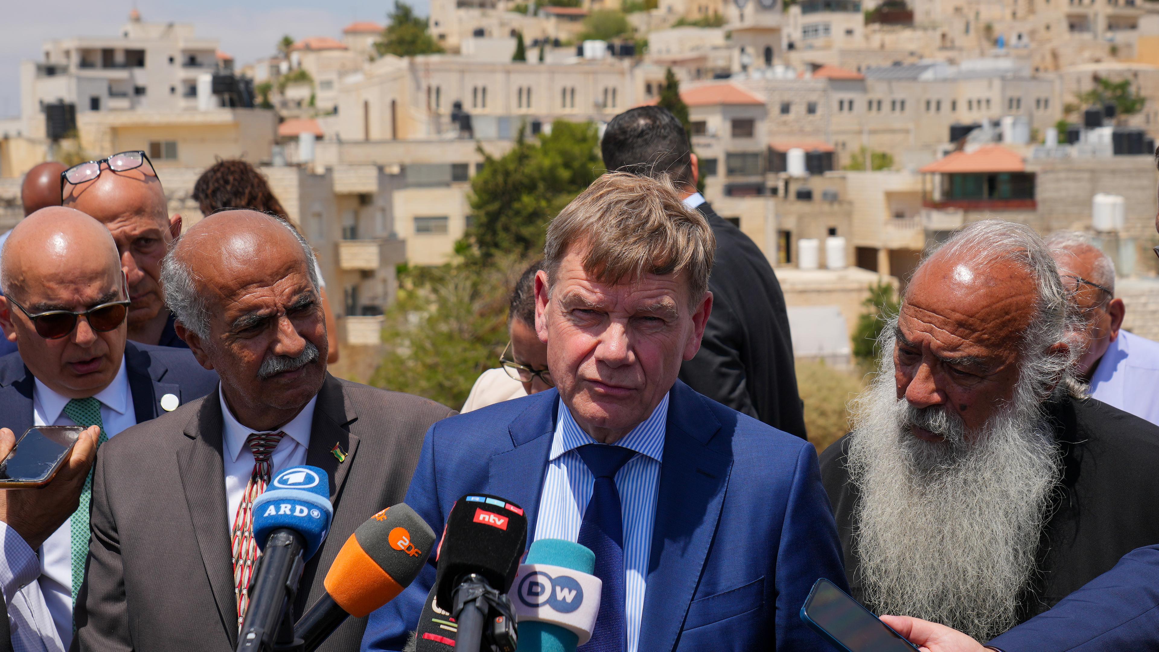 01.08.2025, Palästinensische Gebiete, Taybeh: Bundesaußenminister Johann Wadephul (M, CDU) gibt nach seinem Besuch im Dorf Taybeh ein Statement. 