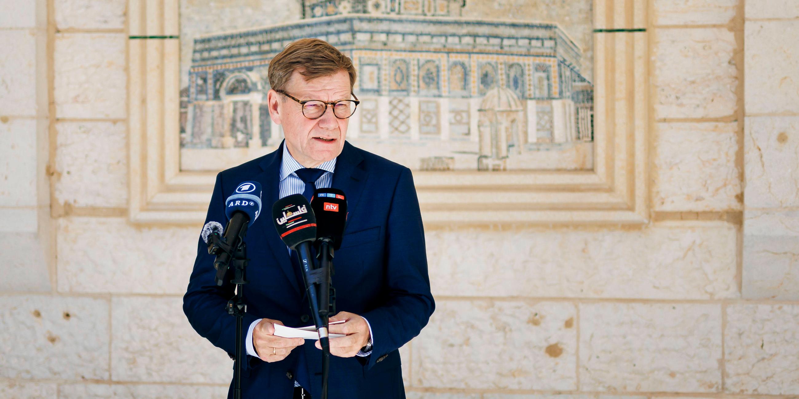 Bundesaußenminister Johann Wadephul gibt Journalisten ein Statement nach einem Gespräch mit Mahmud Abbas, Präsidenten der Palaestinensischen Behörde in Ramallah, am 01.08.2025.