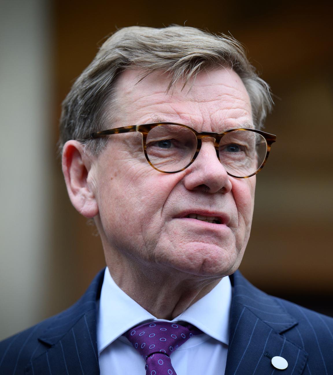 09.10.2025, Großbritannien, Belfast: Johann Wadephul (CDU), Außenminister, äußert sich vor Beginn des Außenministertreffens zur Lage im Westbalkan vor dem Hillsborough Castle.