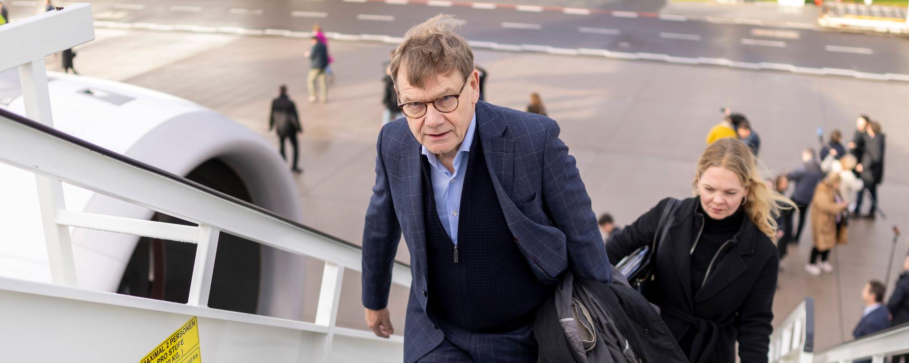 BundesaußenministerJohann Wadephul kurz vor dem Abflug nach Peking auf dem Flughafen BER, Berlin, am 07.12.2025.
