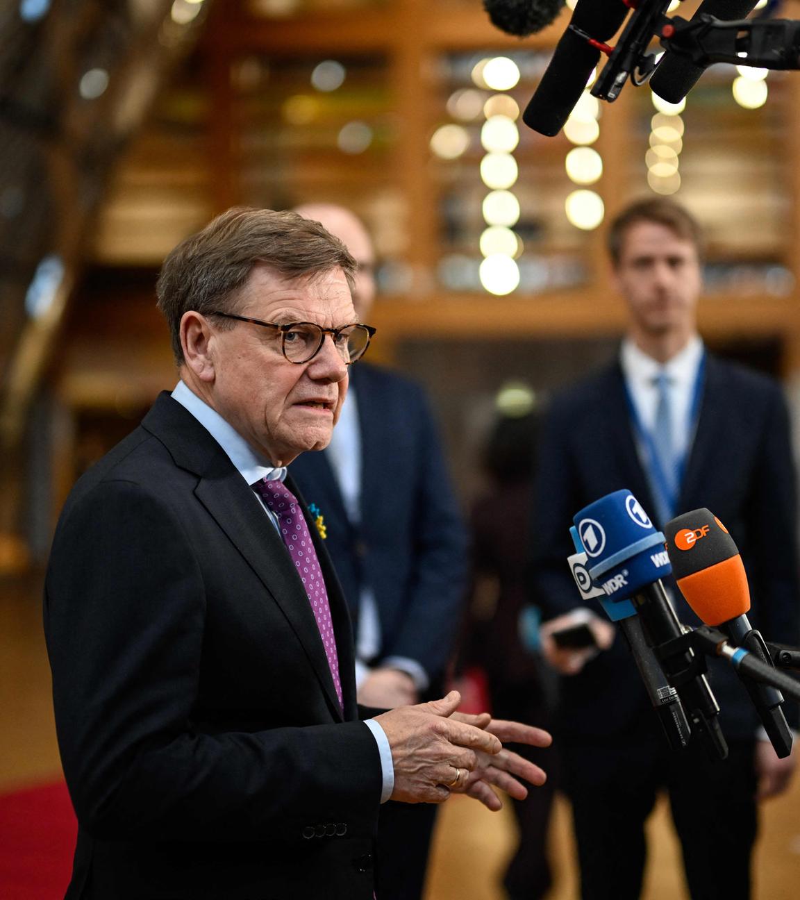 Der deutsche Außenminister Johann Wadephul spricht bei seiner Ankunft zum EU-Außenministertreffen in Brüssel am 23.02.2026 mit der Presse. 