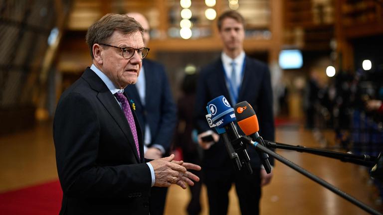 Der deutsche Außenminister Johann Wadephul spricht bei seiner Ankunft zum EU-Außenministertreffen in Brüssel am 23.02.2026 mit der Presse. 