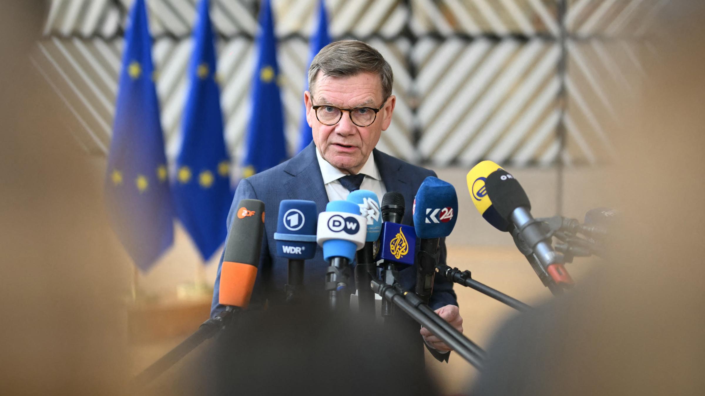 Der deutsche Außenminister Johann Wadephul spricht bei seiner Ankunft zu einer Sitzung des Rates „Auswärtige Angelegenheiten“ in Brüssel am 16.03.2026 mit den Medien, bei der Russlands Angriffskrieg gegen die Ukraine und die Lage im Nahen Osten erörtert werden. 
