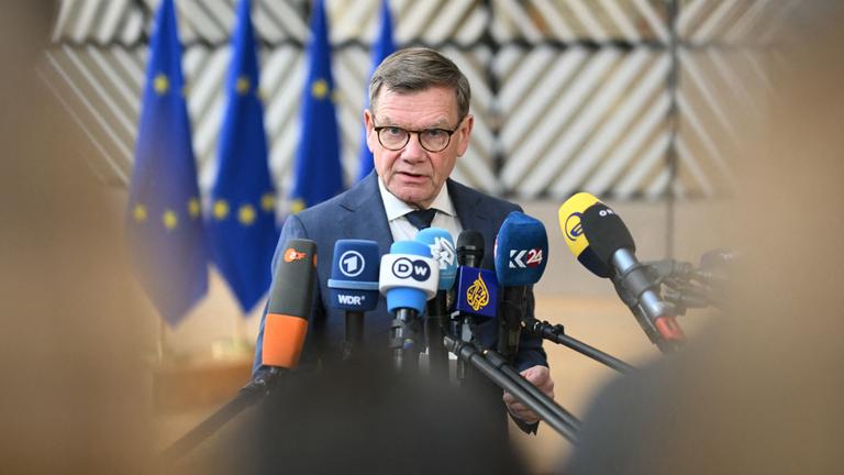Der deutsche Außenminister Johann Wadephul spricht bei seiner Ankunft zu einer Sitzung des Rates „Auswärtige Angelegenheiten“ in Brüssel am 16.03.2026 mit den Medien, bei der Russlands Angriffskrieg gegen die Ukraine und die Lage im Nahen Osten erörtert werden. 